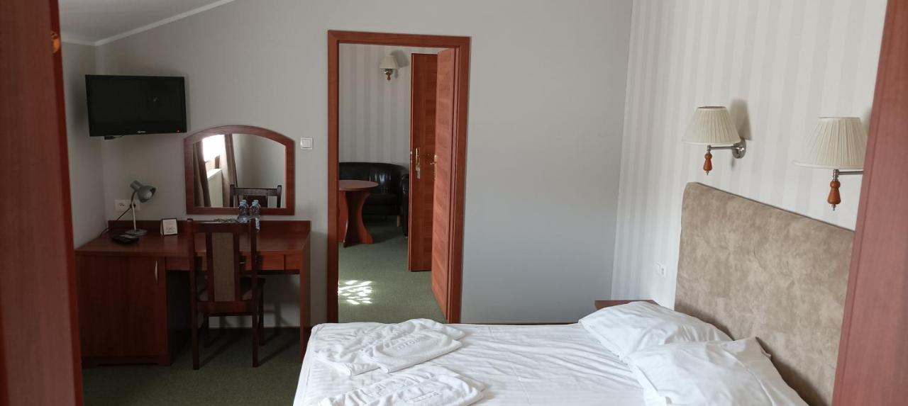 Hotel Przylesie Sierosław Eksteriør bilde