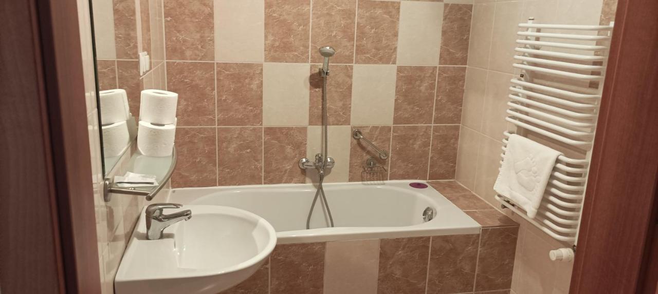 Hotel Przylesie Sierosław Eksteriør bilde
